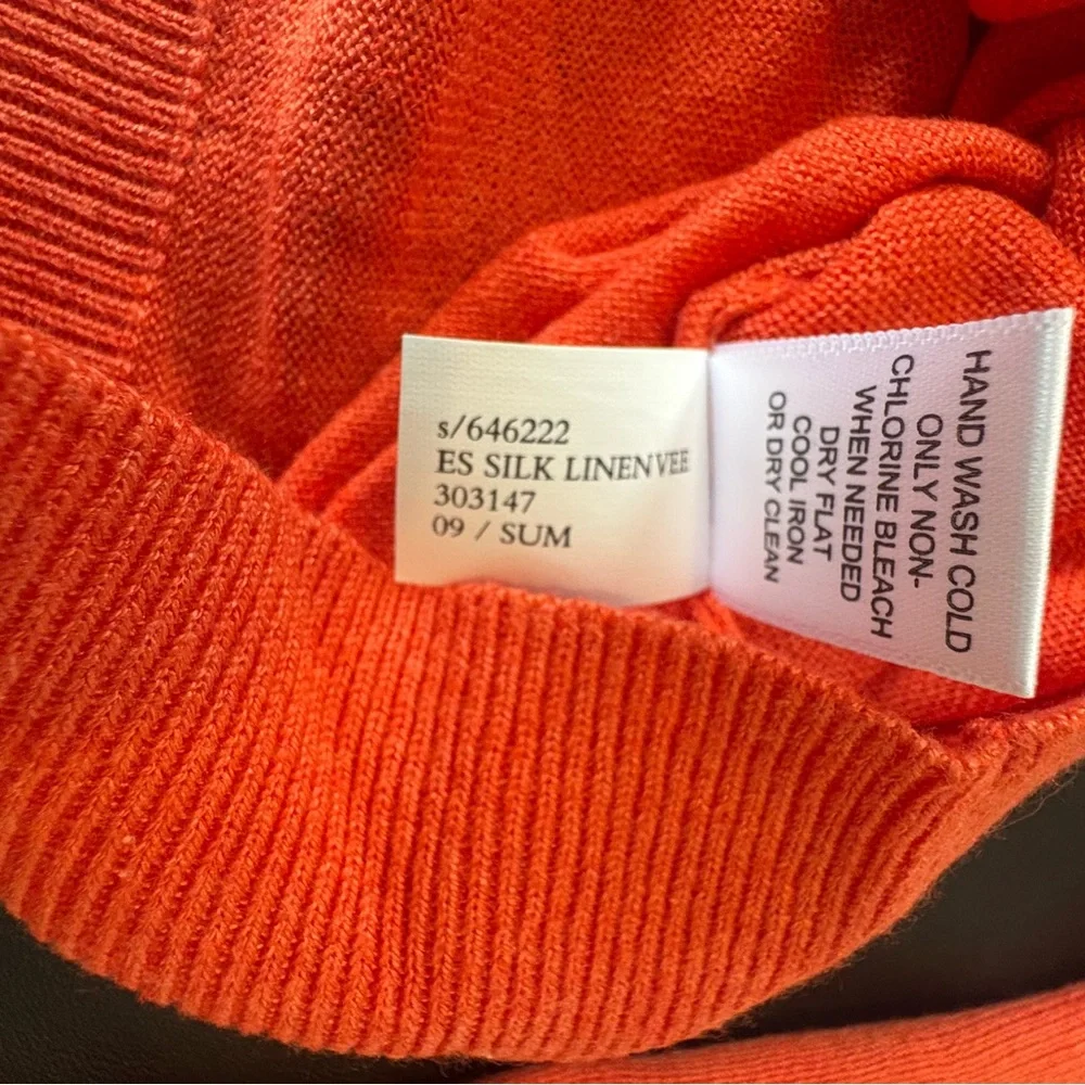 Banana Republic orange V-neck lightweight sweater in a silk-linen blend, XL.‎